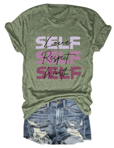 Détail du t-shirt vert armée avec imprimé Self Love rentré dans un short en jean usé