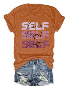 Mise à plat d'un t-shirt orange Self Love et d'un short en jean délavé à franges