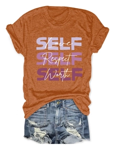 T-shirt orange à col rond imprimé Self Love avec un short en jean à déchirures