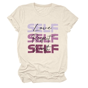 Détail de l'imprimé Self Love sur t-shirt en coton crème avec graphique violet