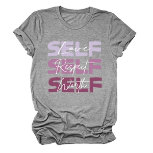 Détail d'un t-shirt gris à col rond avec imprimé artistique violet Self Love