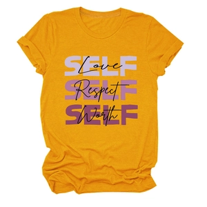 Détail à plat du t-shirt jaune avec imprimé Self Love et texture en maille de coton doux