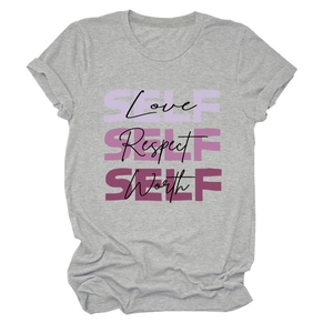 Détail d'un t-shirt gris avec lettres SELF violettes et texte manuscrit noir