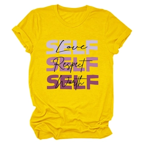 Détail d'un t-shirt jaune avec motif artistique Self Love dégradé violet et col rond doux