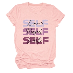 Détail à plat du t-shirt rose avec imprimé dégradé violet Self Love, Respect et Worth