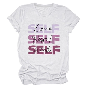 Détail d'un t-shirt blanc en coton avec impression typographique 'Self Love' à trois couches