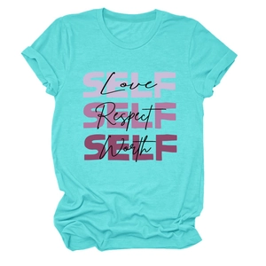 Détail du t-shirt bleu tiffany avec motif imprimé Self Love et Respect violet