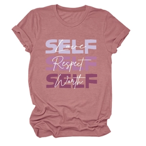 Détail d'un t-shirt rose avec typographie dégradée Self Love Respect Worth