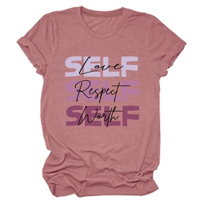 Détail d'un t-shirt mauve avec imprimé dégradé violet Self Love et texte calligraphié