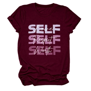 Détail du t-shirt bordeaux en coton avec imprimé texturé self love et col rond doux