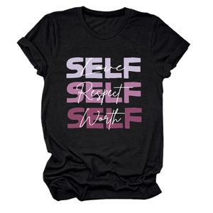 Détail des impressions Self Love, Respect et Worth sur un t-shirt en coton noir