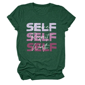 Détail d'un t-shirt vert forêt avec imprimé graphique violet Self Love Respect Worth