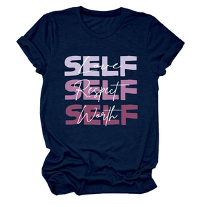 Détail du t-shirt bleu marine à col rond avec texte SELF LOVE en dégradé violet