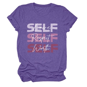 Détail du t-shirt violet en coton avec impression typographique multicouche self love