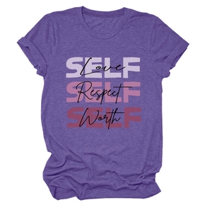Détail d'un t-shirt violet chiné avec manches retroussées et texte Self Love