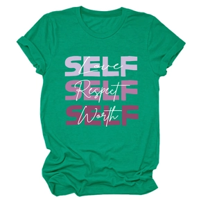 Détail du t-shirt vert en coton avec impression Self Love dégradée violette et col rond