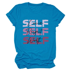 Détail d'un t-shirt en coton bleu avec imprimé graphique Self Love, Respect et Worth