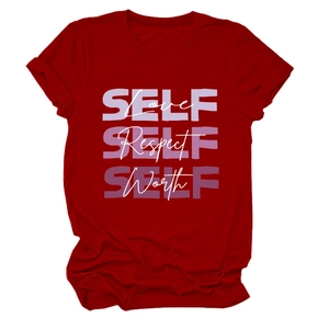 Gros plan de l'imprimé Self Love sur un t-shirt femme bordeaux à col rond