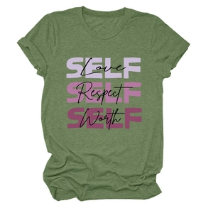 Détail du t-shirt vert armée à col rond avec imprimé rose Love Respect Worth