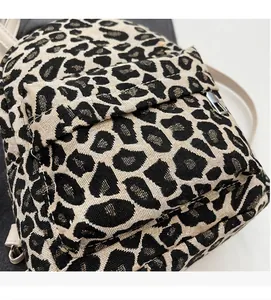 Dettaglio mini zaino leopardato in morbido tessuto intrecciato e accenti dorati