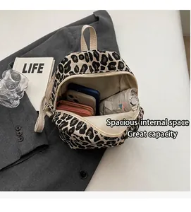 Vista interna che mostra la grande capacità di uno zaino mini con stampa leopardata