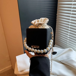 Mini Borsa a Scatola Intrecciata da Donna con Manico in Perle Pelle PU Borsa a Tracolla con Catena e Sacchetto a Coulisse