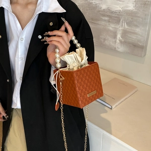Elegante borsa a tracolla arancione a scacchi con manico di perle e catena