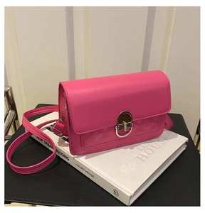 Detail van de roze crossbodytas met gewatteerde patronen en zilveren metalen draaisluiting