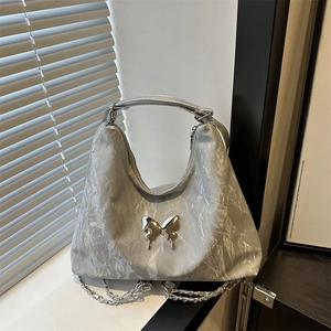 Borsa a Spalla da Donna in Pelle PU Pieghettata con Farfalla in Metallo Grande Capacità Sottoascellare Tote Bag Stile Y2K Hobo Bag