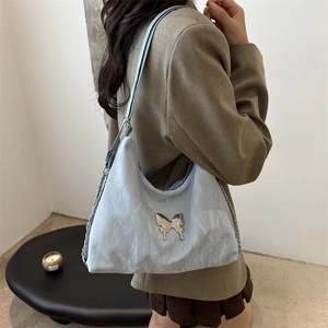 Sac fourre-tout bleu clair à nœud avec texture plissée et bandoulière en chaîne argentée