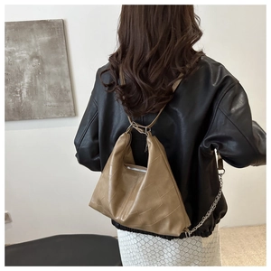 Détail du sac hobo kaki avec surpiqûres géométriques et fermeture éclair argentée