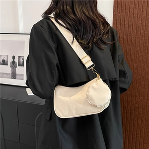 Borsa a spalla color crema minimalista con portamonete rotondo e dettagli in metallo oro