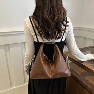 Sac hobo marron en simili cuir avec patchwork géométrique et bandoulière chaîne