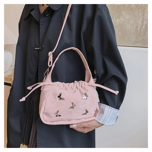 Borsa a secchiello rosa con fiocchi metallici argentati e tracolla regolabile chic