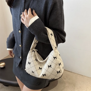 Sac hobo chic en velours côtelé blanc cassé avec motifs nœuds noirs et poignée