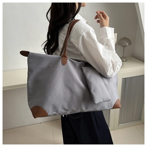 Grande borsa tote grigia in tessuto Oxford con manici in pelle marrone a spalla