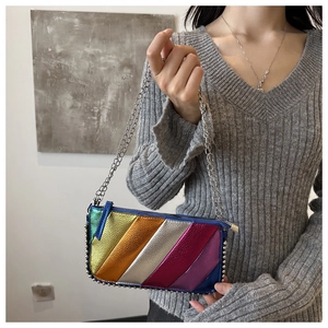 Détail du sac bandoulière en cuir arc-en-ciel avec clous argentés et chaîne