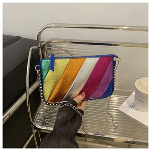 Détail du sac à bandoulière en cuir arc-en-ciel avec bordure en perles et chaîne en métal
