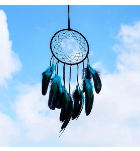 Détail de plumes dégradées bleu et vert sur un attrape-rêves géométrique noir élégant