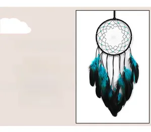 Détail de plumes bleues et noires avec perles turquoise sur un attrape-rêves bohème