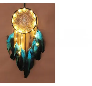 Détail d'un attrape-rêves bleu avec lumières LED et plumes délicates suspendues