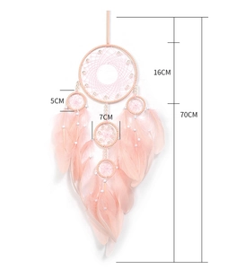 Rosa Traumfänger Wanddeko mit fünf Ringen und weichen Federn inklusive Maßangaben