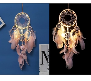 Detail eines rosa Feder-Traumfängers mit warmen LED-Lichtern in Tag- und Nachtansicht