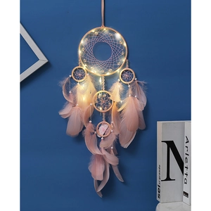 Rosa Traumfänger mit LED-Beleuchtung und Federn für romantische Wanddekoration zu Hause