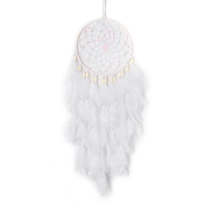 Witte dromenvanger met pastelkleurige kralen en veren voor wanddecoratie in huis