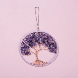 Détail de l'arbre de vie artisanal avec cristaux violets et tissage métallique précis