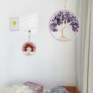 Détail d'une suspension arbre de vie avec des cristaux violets et agates rousses