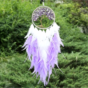 Détail de l'attrape-rêves Arbre de Vie avec pierres violettes et plumes douces
