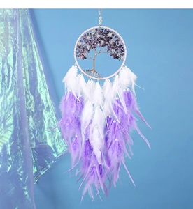 Détail d'un attrape-rêves arbre de vie avec pierres violettes et plumes douces pendantes