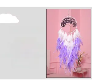 Détail de l'attrape-rêves arbre de vie avec pierres violettes et plumes de décoration